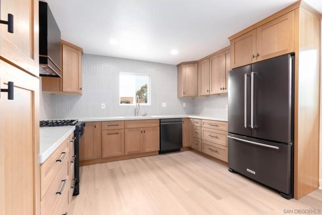 361 E Indian Rock Rd, Vista CA: https://media.crmls.org/mediaz/42faf658-eb20-4a1e-b426-76f641b8b10d.jpg