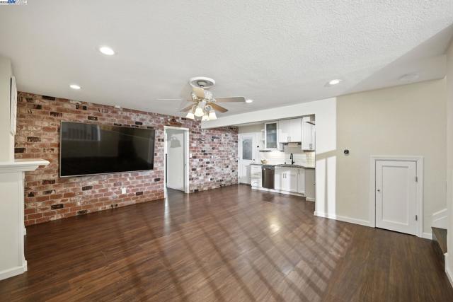 2740 Mohawk Cir, San Ramon CA: https://media.crmls.org/mediaz/42fb2247-8d7a-4f3a-b535-8e593dc817a3.jpg