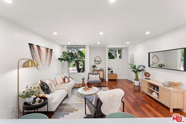 960 Sanborn Avenue, Los Angeles CA: https://media.crmls.org/mediaz/42fb2b75-cfef-437a-828e-782ee80cc387.jpg