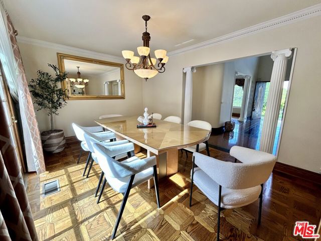 11502 Dona Teresa Drive, Studio City CA: https://media.crmls.org/mediaz/42fce128-d2f9-4003-acea-03301f05eb99.jpg