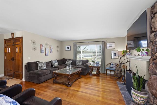 1510 2 Orangeview Dr,  CA: https://media.crmls.org/mediaz/42fe25a4-58f7-4970-9fdf-2a46c942eac1.jpg