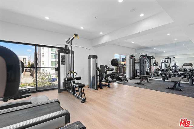 321 S Oxford Avenue, Los Angeles CA: https://media.crmls.org/mediaz/42ff7209-9fb3-4403-87aa-13c22957f1d6.jpg