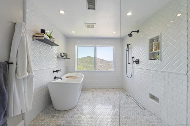 17924 Saint Andrews Dr, Poway CA: https://media.crmls.org/mediaz/42ffefa8-90ad-4576-b247-b4ae2e550d65.jpg