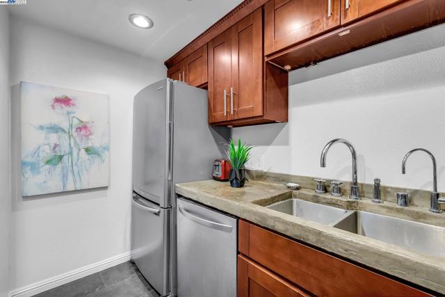 400 Wayne Ave, Oakland CA: https://media.crmls.org/mediaz/42fffee6-2ab0-4932-a294-77b0370c2942.jpg