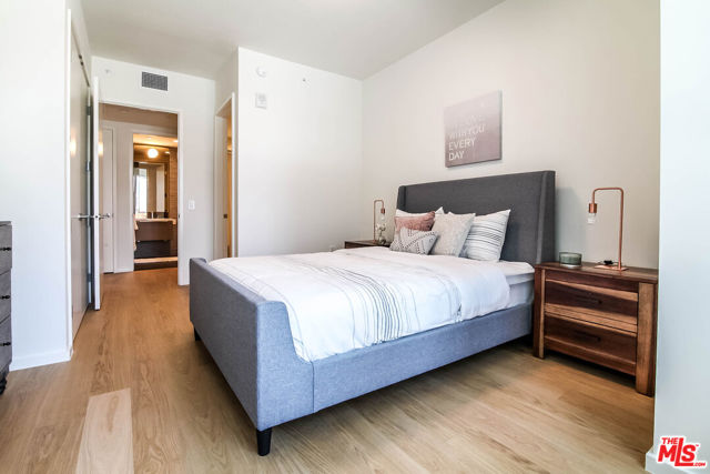 889 FRANCISCO Street, Los Angeles CA: https://media.crmls.org/mediaz/43003102-c68e-4fb1-aea8-8d5446c709fa.jpg