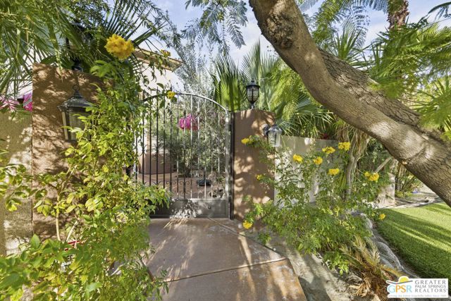 18 Calais Circle, Rancho Mirage CA: https://media.crmls.org/mediaz/43005fbb-c843-46f2-8e00-e8a8b6390dcd.jpg