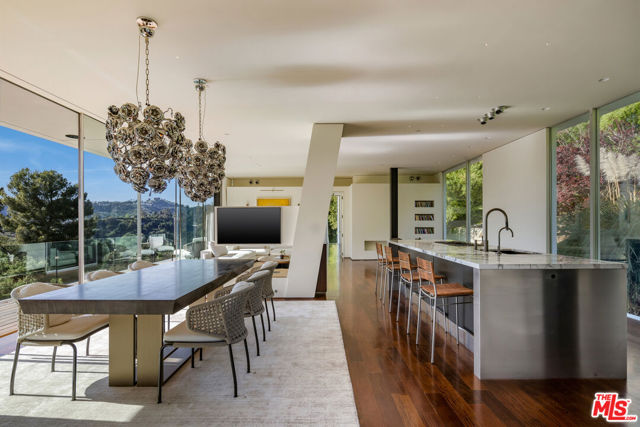 9727 Oak Pass Road, Beverly Hills CA: https://media.crmls.org/mediaz/43009fc6-f712-4632-a10e-b899943614ea.jpg