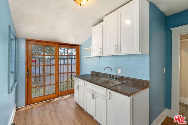 4812 Arlington Avenue, Los Angeles CA: https://media.crmls.org/mediaz/4300a542-5479-4198-ab17-418e8ad370a8.jpg