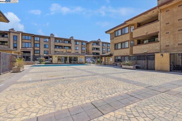 26937 Hayward Blvd, Hayward CA: https://media.crmls.org/mediaz/4300cc1a-3c5c-4557-8c8e-702a30a49423.jpg