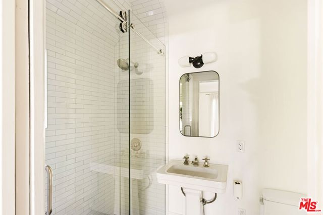 116 Roselawn Place, Los Angeles CA: https://media.crmls.org/mediaz/4302070e-1f7b-4b2c-a30c-31cf4d8dfae3.jpg