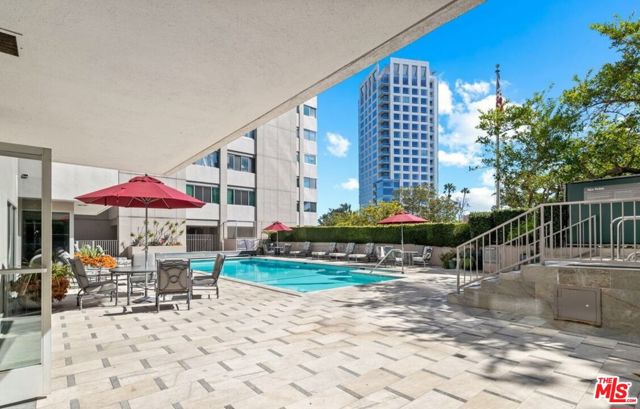 865 Comstock Avenue, Los Angeles CA: https://media.crmls.org/mediaz/43026649-6efe-4754-9ab8-767366ddd128.jpg