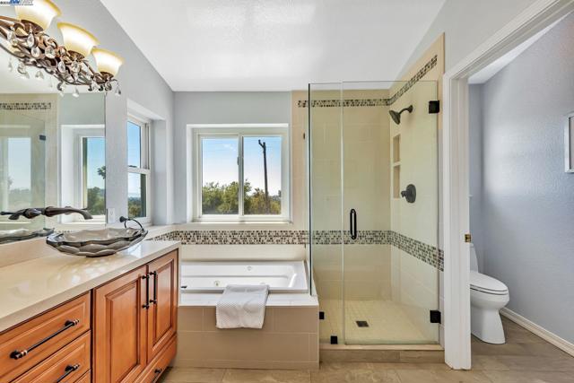 4069 Pergola CT, Castro Valley CA: https://media.crmls.org/mediaz/43034750-bfa9-448c-a54c-b87acafd5495.jpg
