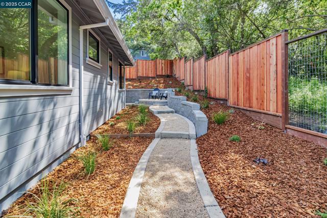 945 Yorkshire Ct, Lafayette CA: https://media.crmls.org/mediaz/430467e3-f926-47b4-ada4-209988f9ed4c.jpg