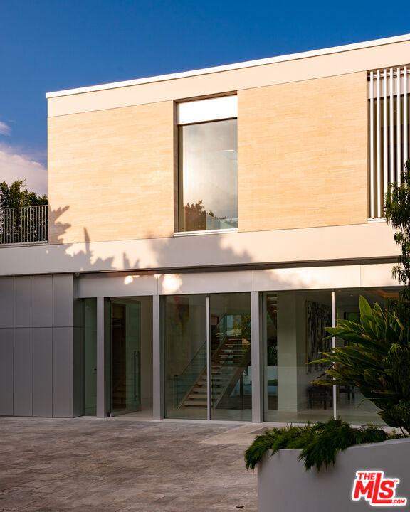 642 Perugia Way, Los Angeles CA: https://media.crmls.org/mediaz/4304769f-ed93-4b55-8cf2-e6cf47480b2d.jpg