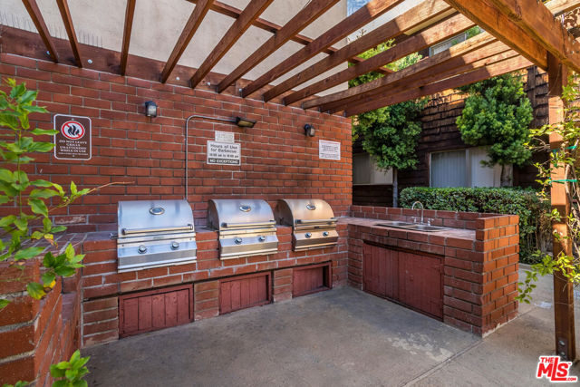 5414 Newcastle Avenue, Encino CA: https://media.crmls.org/mediaz/43047f4d-ecc5-42b1-a16f-2df597b47a30.jpg