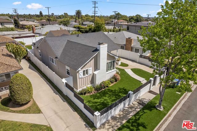 6130 Flores Avenue, Los Angeles CA: https://media.crmls.org/mediaz/4304b862-0cbf-45cc-81d2-0555ddee66df.jpg
