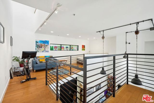815 Hampton Drive, Venice CA: https://media.crmls.org/mediaz/4305b0a5-bb38-4a14-9f0f-c251c169ff9f.jpg