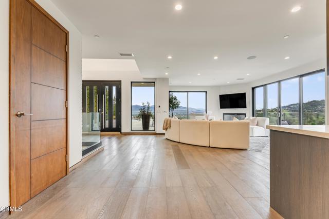 Detail Gallery Image 15 of 69 For 12480 Viewcrest Rd, Los Angeles,  CA 91604 - 5 Beds | 7 Baths