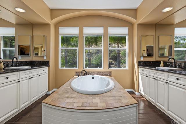 3385 Wild Oak Lane, Escondido CA: https://media.crmls.org/mediaz/43060495-ffb7-4332-9d1a-373ac9e072dd.jpg
