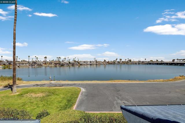 5727 Cutter Loop, Discovery Bay CA: https://media.crmls.org/mediaz/43064808-c57d-46b3-816e-441f2bf97dfe.jpg