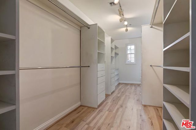 110 N Oakhurst Drive, Beverly Hills CA: https://media.crmls.org/mediaz/4306c727-65c8-44ee-90d3-46b969e4b724.jpg