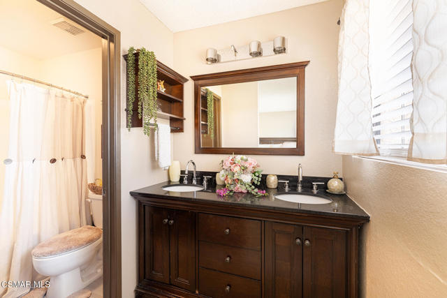 2124 Snowberry Court, Simi Valley CA: https://media.crmls.org/mediaz/43085424-5667-46bf-afa2-902b4e370aa0.jpg
