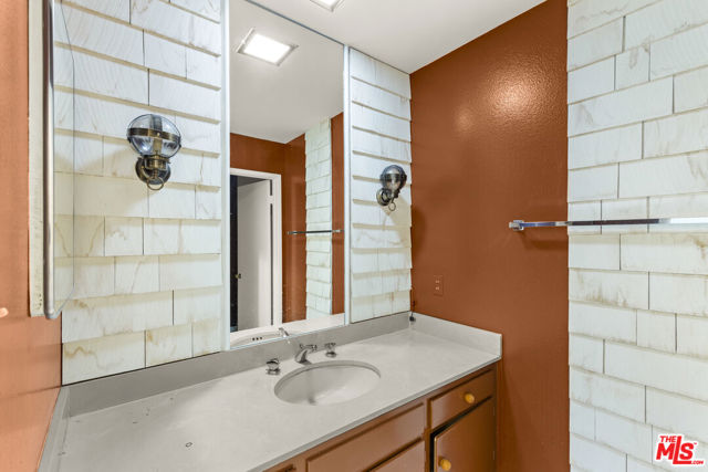 1379 Acapulco Avenue, Simi Valley CA: https://media.crmls.org/mediaz/4309792f-c8ba-4ce9-9387-a6492352874a.jpg