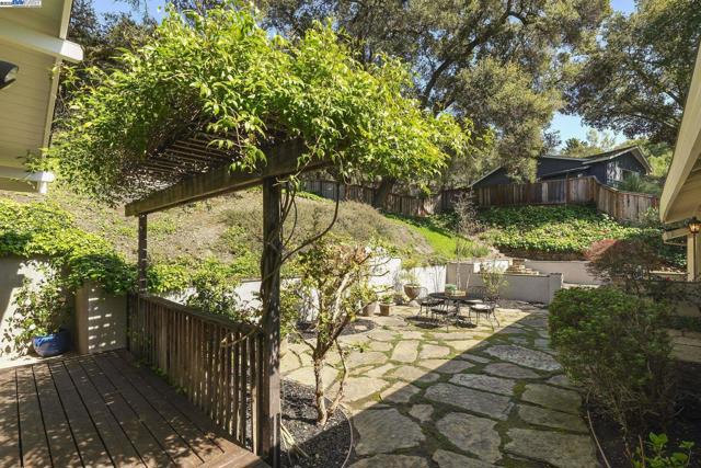 10 Easton Ct, Orinda CA: https://media.crmls.org/mediaz/430b6801-aa64-49d4-9529-41128b05c62a.jpg