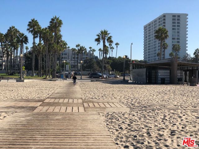 428 Hill Street, Santa Monica CA: https://media.crmls.org/mediaz/430bac39-4f49-49fa-a303-7010dd43e654.jpg
