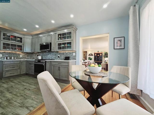 1034 Navellier St, El Cerrito CA: https://media.crmls.org/mediaz/430e76de-7b7c-4de6-84e4-990b6c1e26e6.jpg