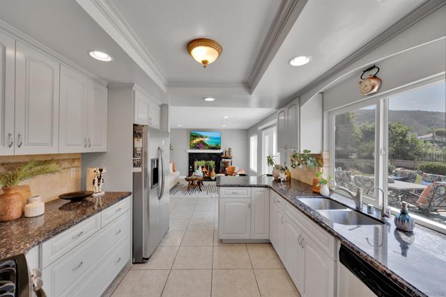 9959 Riverhead Dr, San Diego CA: https://media.crmls.org/mediaz/43107190-99e2-41e6-b549-b26177dbb522.jpg