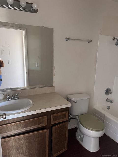 1425 La Salina St, Oceanside CA: https://media.crmls.org/mediaz/43108f20-fd77-420f-be61-4c9df3310409.jpg