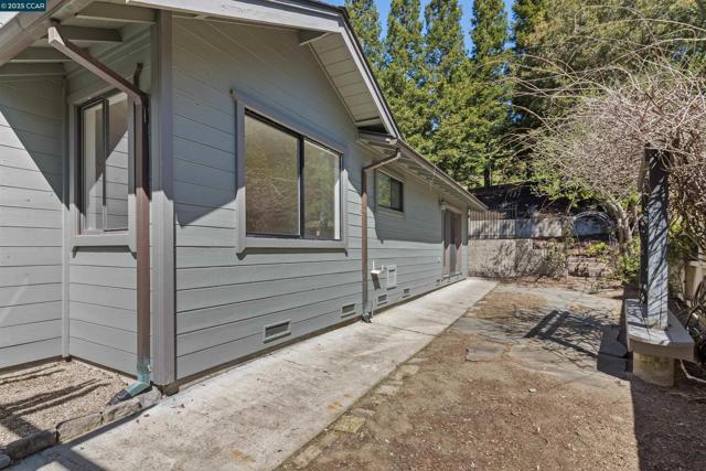 225 Rheem Blvd, Moraga CA: https://media.crmls.org/mediaz/43125840-d651-4b1f-b955-68fefa431ce2.jpg