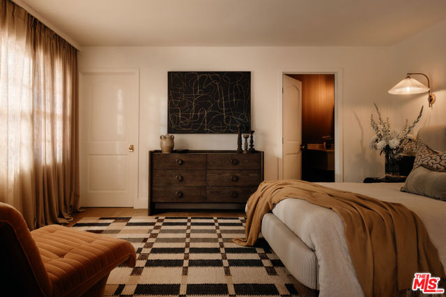 1524 Sunset Plaza Drive, Los Angeles CA: https://media.crmls.org/mediaz/431267f3-9f14-4384-8624-f29328066109.jpg