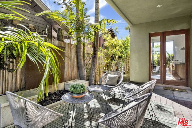 2336 Boone Avenue, Venice CA: https://media.crmls.org/mediaz/4312a65c-2e3d-4353-bd85-513e59d20605.jpg