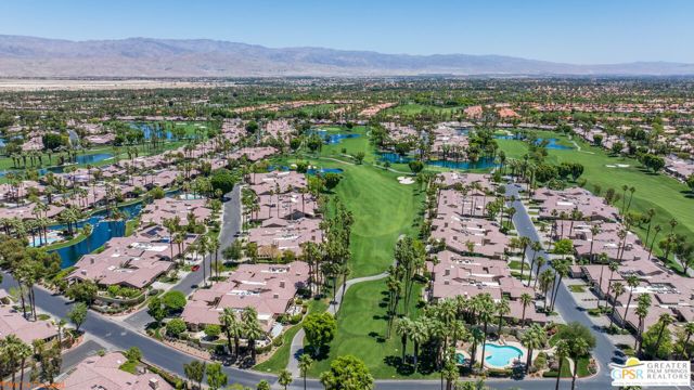 307 Appaloosa Way, Palm Desert CA: https://media.crmls.org/mediaz/431333f1-84c2-4131-85e7-b4e575f00d51.jpg