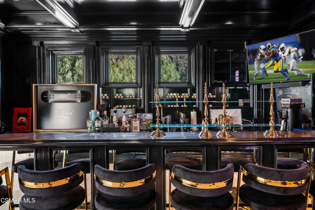 25665 Mulholland Highway, Calabasas CA: https://media.crmls.org/mediaz/431370be-27c0-45e1-910a-c8aec45a2f01.jpg