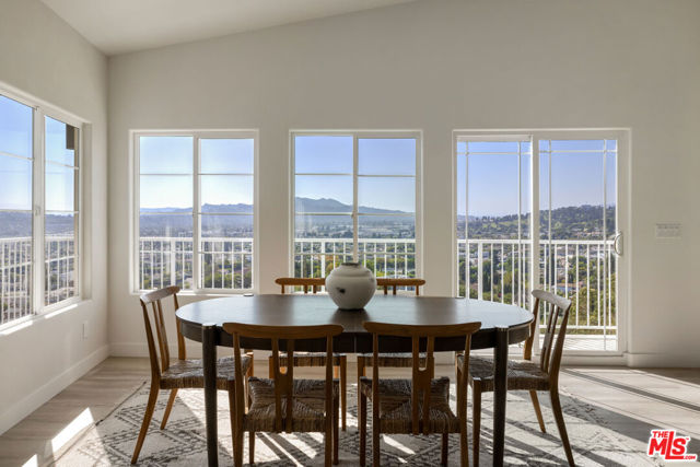 2391 Yorkshire Drive, Los Angeles CA: https://media.crmls.org/mediaz/43143ad9-0a1a-4fd0-b1b5-1f9d73666521.jpg