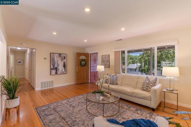 3215 Camino Colorados, Lafayette CA: https://media.crmls.org/mediaz/43145f21-065f-4d11-9409-65cb11b30dc9.jpg