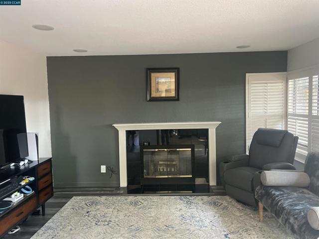 1011 Amanda Cir, Brentwood CA: https://media.crmls.org/mediaz/43146257-2e89-4ff2-9bb4-41fd3196764b.jpg