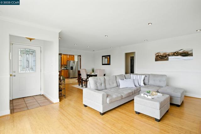 7968 Michigan Ave, Oakland CA: https://media.crmls.org/mediaz/4314b50b-290f-4e93-a88c-da2ffd5e5a9d.jpg