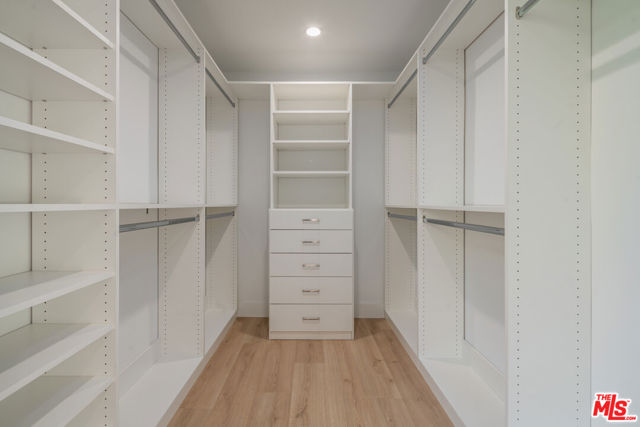 406 N Oakhurst Drive, Beverly Hills CA: https://media.crmls.org/mediaz/43153ba3-a4ef-4069-85e5-3cbdf55166c9.jpg