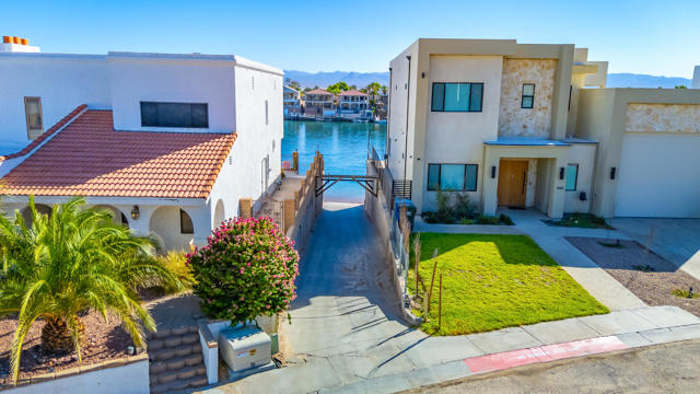 204 Fairway Drive, Needles CA: https://media.crmls.org/mediaz/4315cda0-db21-499b-a579-515c70536b60.jpg