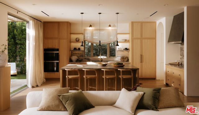 4209 Vantage Avenue, Studio City CA: https://media.crmls.org/mediaz/4315fcaa-2c4a-4ab7-8694-fba528135ef2.jpg