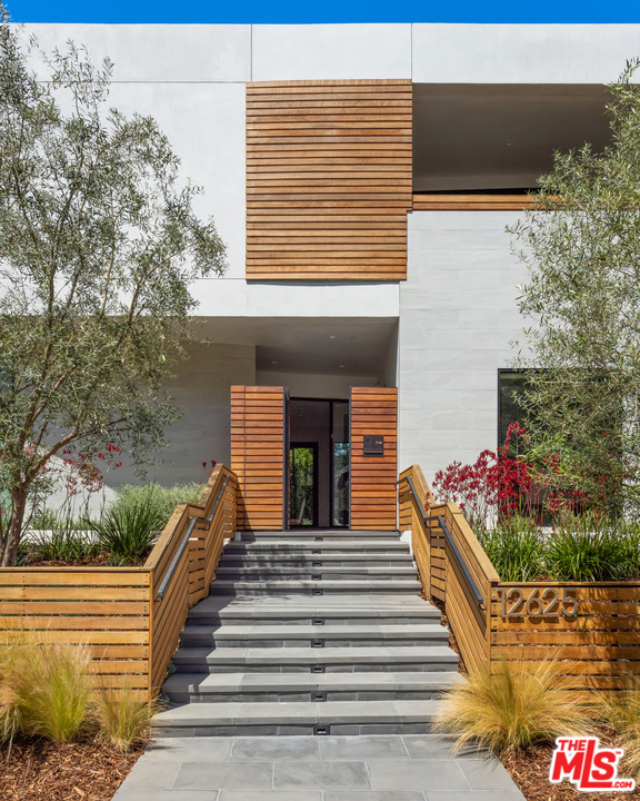 12625 Homewood Way Los Angeles, California Located on a private cul-de-sac on one of Brentwood's most sought after streets, this architectural masterpiece offers modern, yet functional family-style living! Upon entering, you feel a sense of peace as the floor-to-ceiling glass windows flood the large scale rooms with natural light. This sophisticated 8,300sqft showstopper is personal and timeless. The finish materials and fixtures add the perfect dose of desirability to the mix. The main level boasts an enormous chefs kitchen with premier appliances and custom cabinetry. All main floor rooms open seamlessly to the private backyard where you can enjoy the ultimate entertainer's dream, including an incredible pool, yard, basketball court, and BBQ. Conveniently boosts two separate staircases as well as an elevator. Head upstairs to find an oversized master suite with two walk- in closets and a spectacular Venetian plaster master bath. Head downstairs to enjoy your very own wine cellar along with a private theatre and gym. This sensational home captures Brentwood's luxury living!