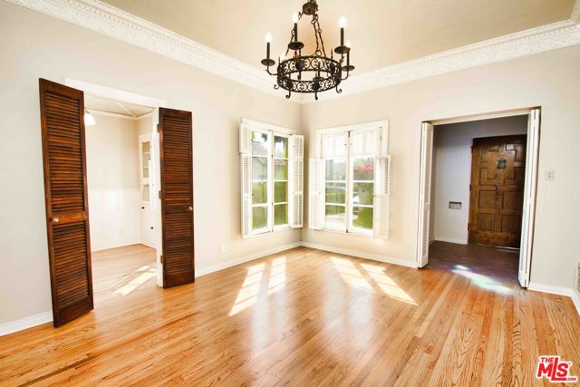 168 N DOHENY Drive, Beverly Hills CA: https://media.crmls.org/mediaz/4316b6a5-0975-4fc1-a4ea-fb887565944e.jpg