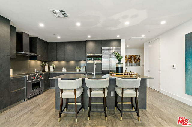 728 N Sweetzer Avenue, West Hollywood CA: https://media.crmls.org/mediaz/4316e223-3724-4d52-a1c1-46d109be61ef.jpg