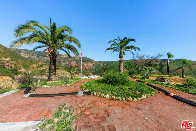 2700 Hume Road, Malibu CA: https://media.crmls.org/mediaz/4318ae4b-79ea-4e96-a883-46c3c76d668c.jpg