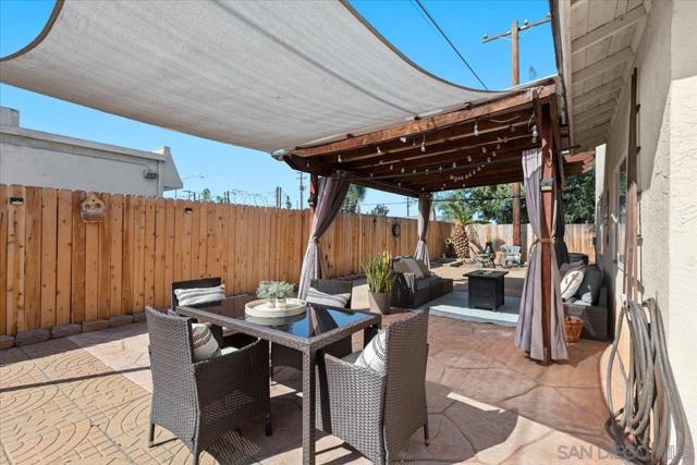 901 Stoneys Ln, El Cajon CA: https://media.crmls.org/mediaz/4318fbb1-5327-4ae7-ac6e-f2f11a7db1f7.jpg