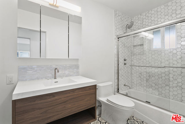 4444 Don Felipe Drive, Los Angeles CA: https://media.crmls.org/mediaz/43194b50-7b68-4bcd-b280-3863dbedcb26.jpg